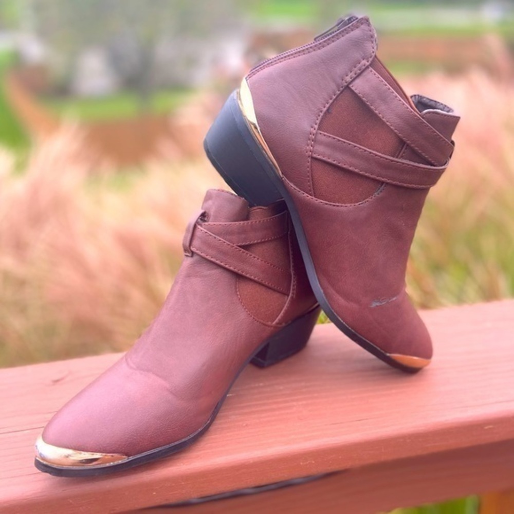 REFRESH PARTY-02 Women's Buckle & Bands Accent Ankle Boots Sz 6